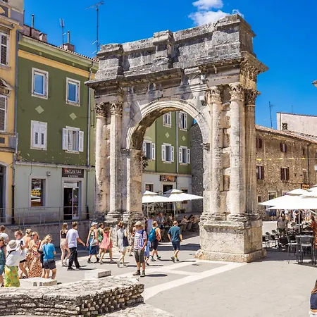 Caesars Palace - New Modern With Free Private Parking Pula