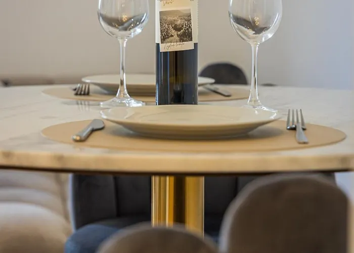 Lägenhet Caesars Palace - New Modern With Free Private Parking *